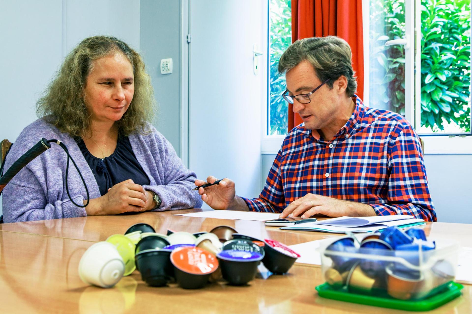 Une femme en situation de handicap discute avec un homme