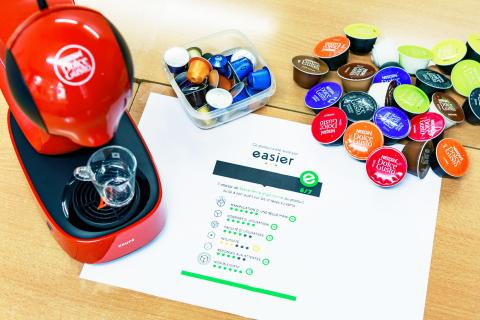 Machine, capsules et grille d’évaluation Easier illustrent un test d’accessibilité produit basé sur l’usage réel. A machine, capsules and Easier scorecard illustrate a product accessibility assessment based on real-life use.